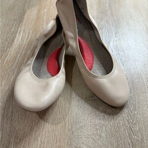 Hush Puppies Women's Chaste Ballet Leather Flat - size 11